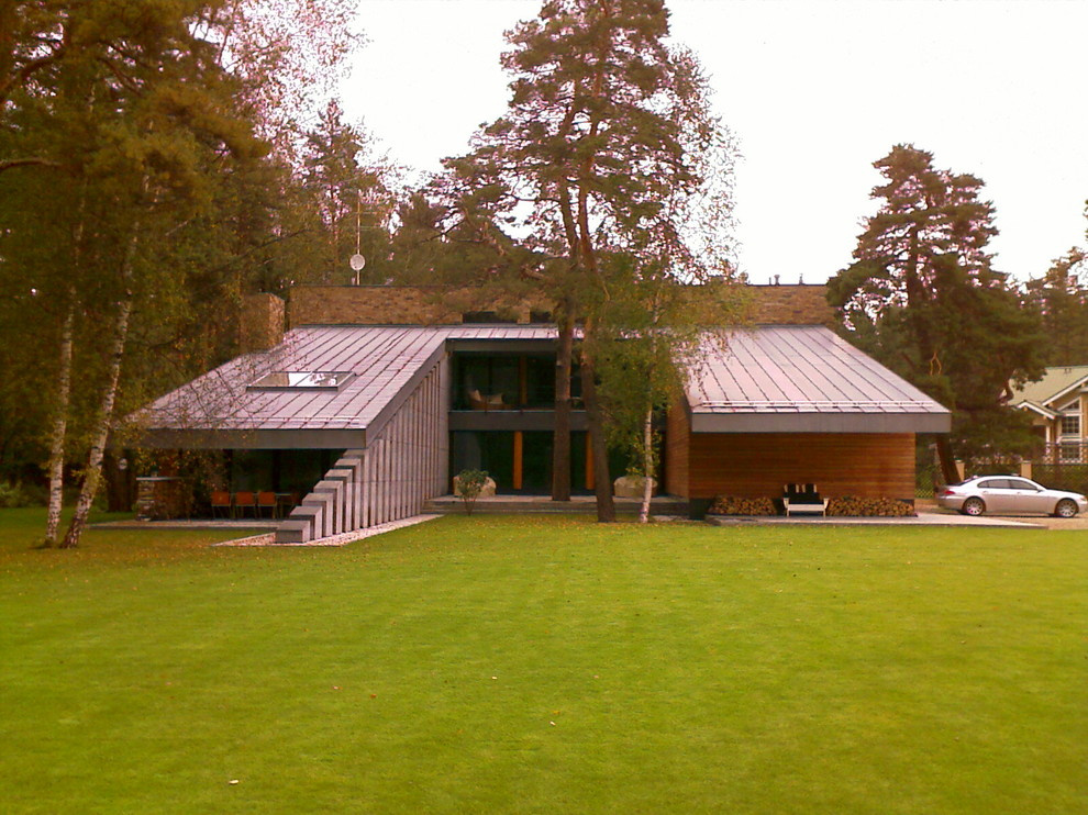 Дом в соснах у пруда