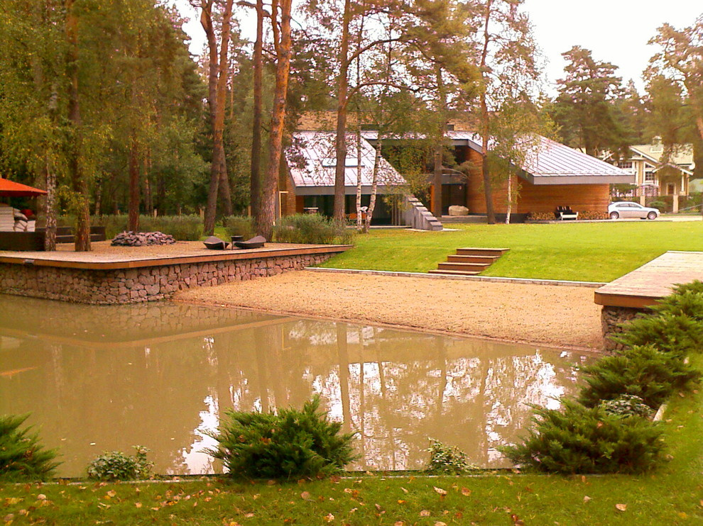 Дом в соснах у пруда