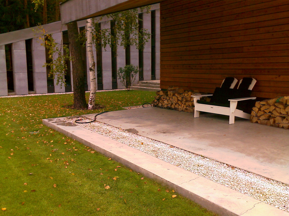 Дом в соснах у пруда