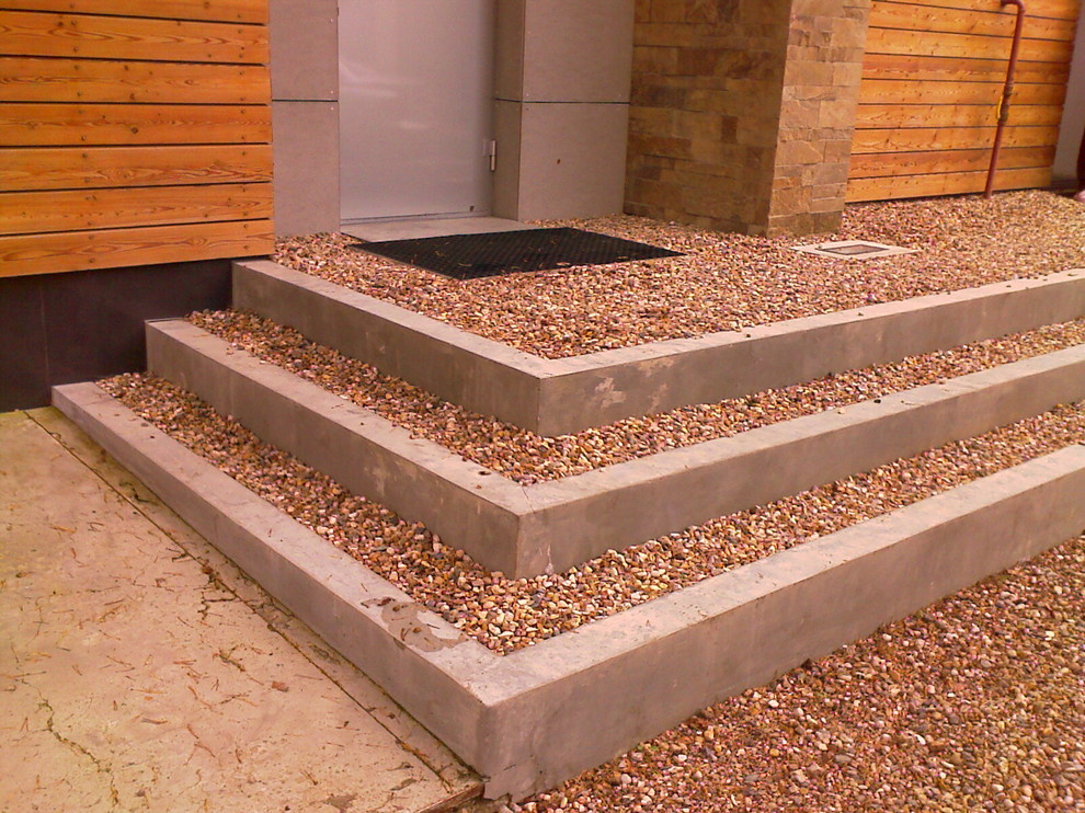 Дом в соснах у пруда