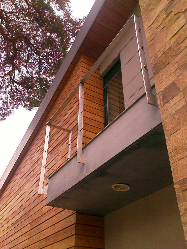 Дом в соснах у пруда