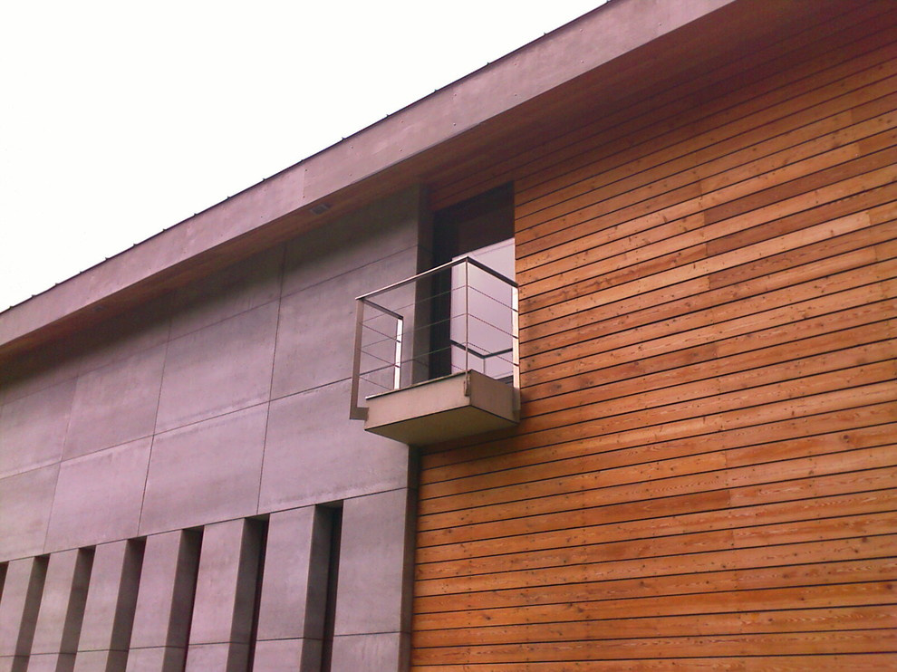 Дом в соснах у пруда