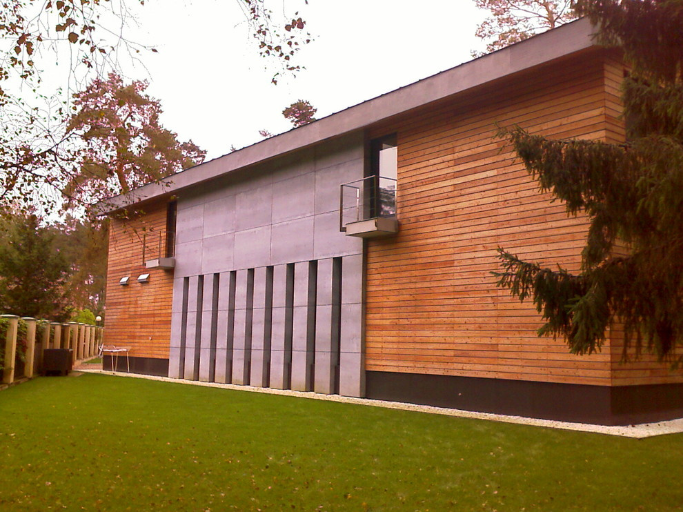 Дом в соснах у пруда