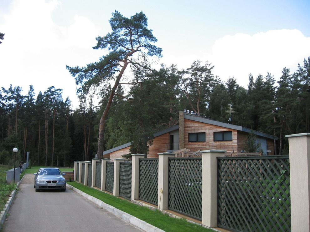 Дом в соснах у пруда