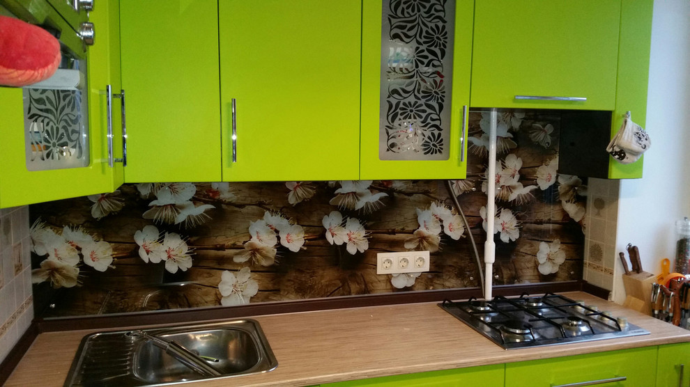 Кухонный фартук из стекла (тематика: цветы)