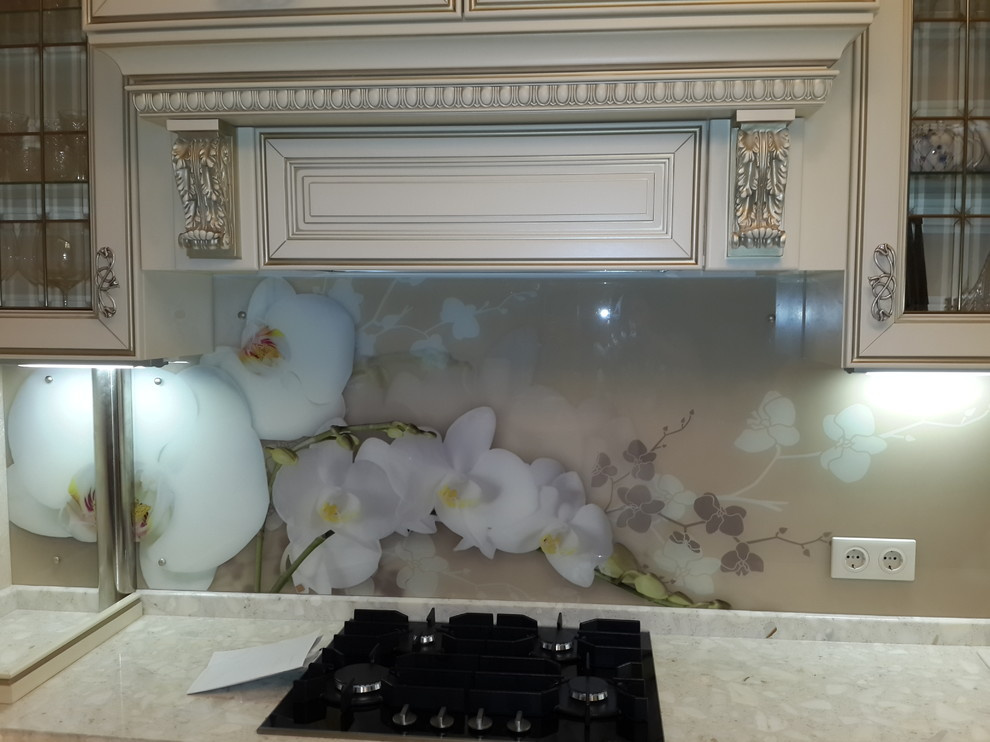 Кухонный фартук из стекла (тематика: цветы)