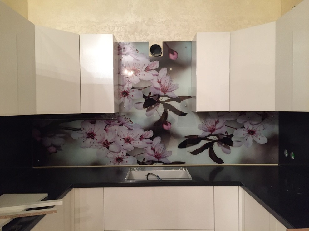 Кухонный фартук из стекла (тематика: цветы)