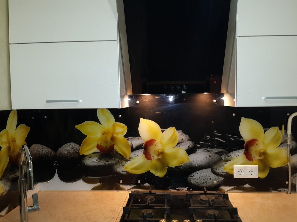 Кухонный фартук из стекла (тематика: цветы)