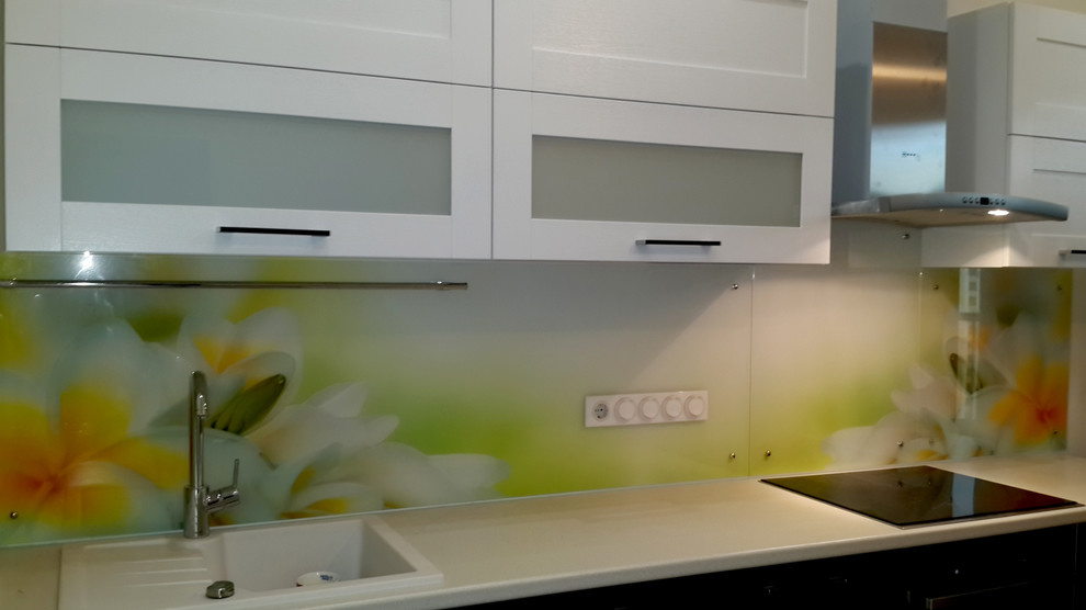 Кухонный фартук из стекла (тематика: цветы)