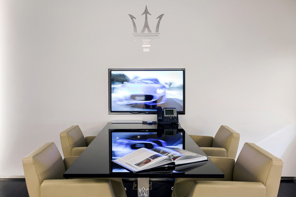 Автосалон Maserati Avilon