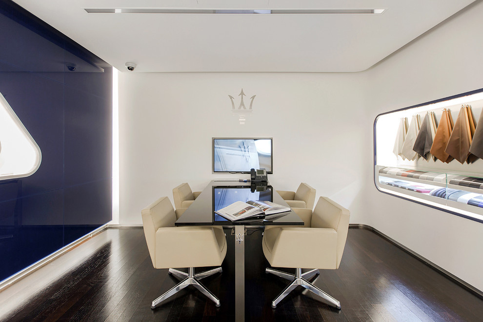 Автосалон Maserati Avilon