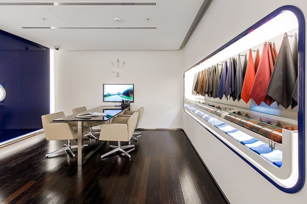 Автосалон Maserati Avilon