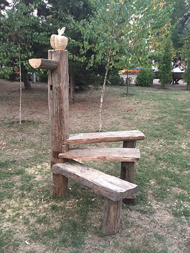 Городской арт-объект Скамейка Лошадь в яблоках/City art-object bench Horse Aple