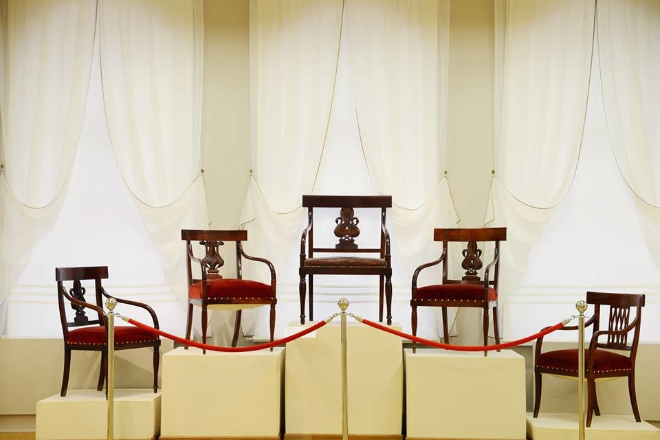 Обложка проекта: Оформление шторами залов музея ИЗО