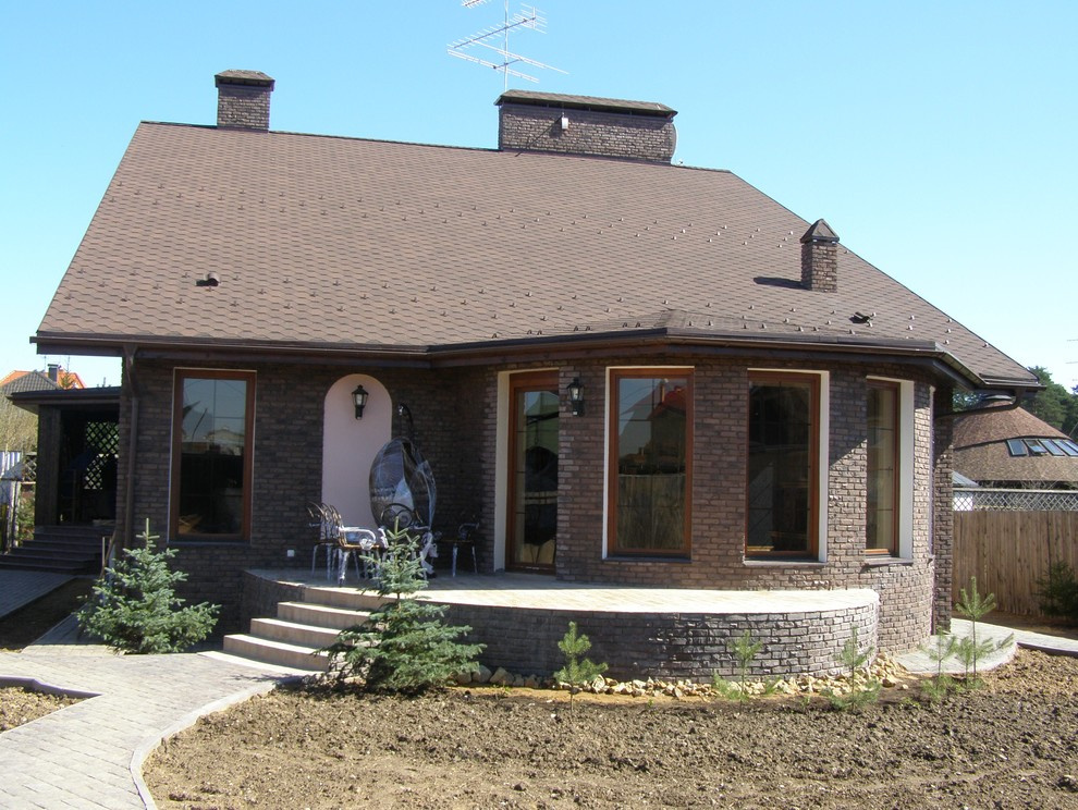 Остекление коттеджа под ключ. Окна из лиственницы с декоративной раскладкой