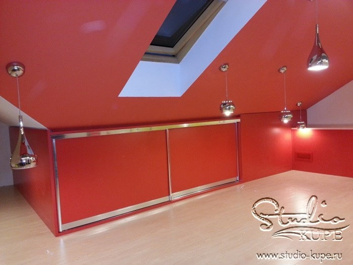 Шкафы в мансарде