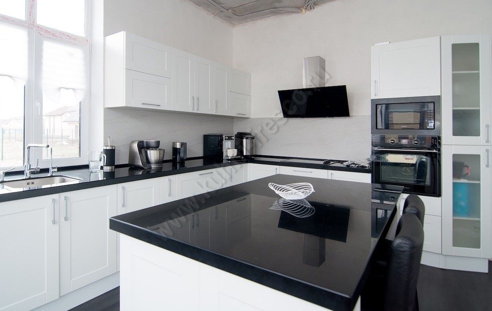 Контрастная кухня с островным столом