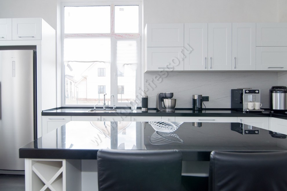 Контрастная кухня с островным столом