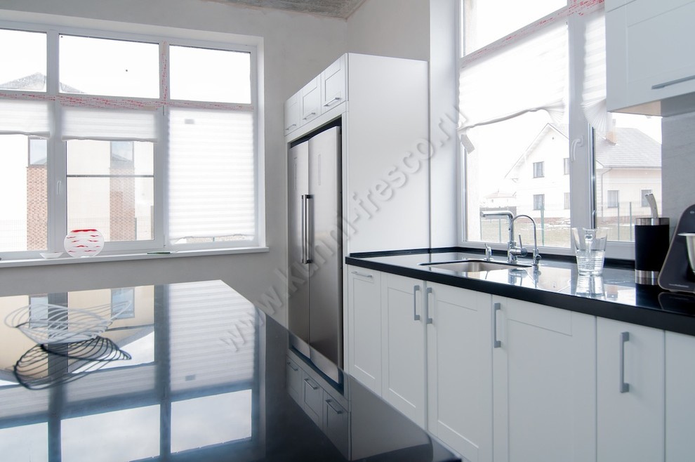 Контрастная кухня с островным столом