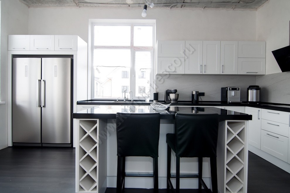Контрастная кухня с островным столом