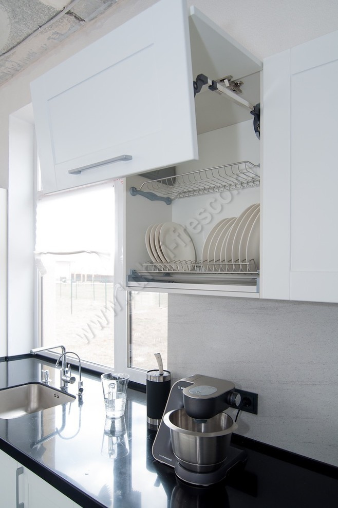 Контрастная кухня с островным столом