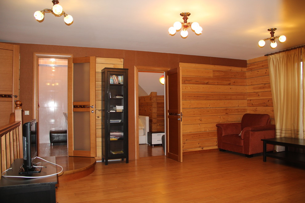 Гостиная на втором этаже: первая дверь в ванную, вторая - в детскую