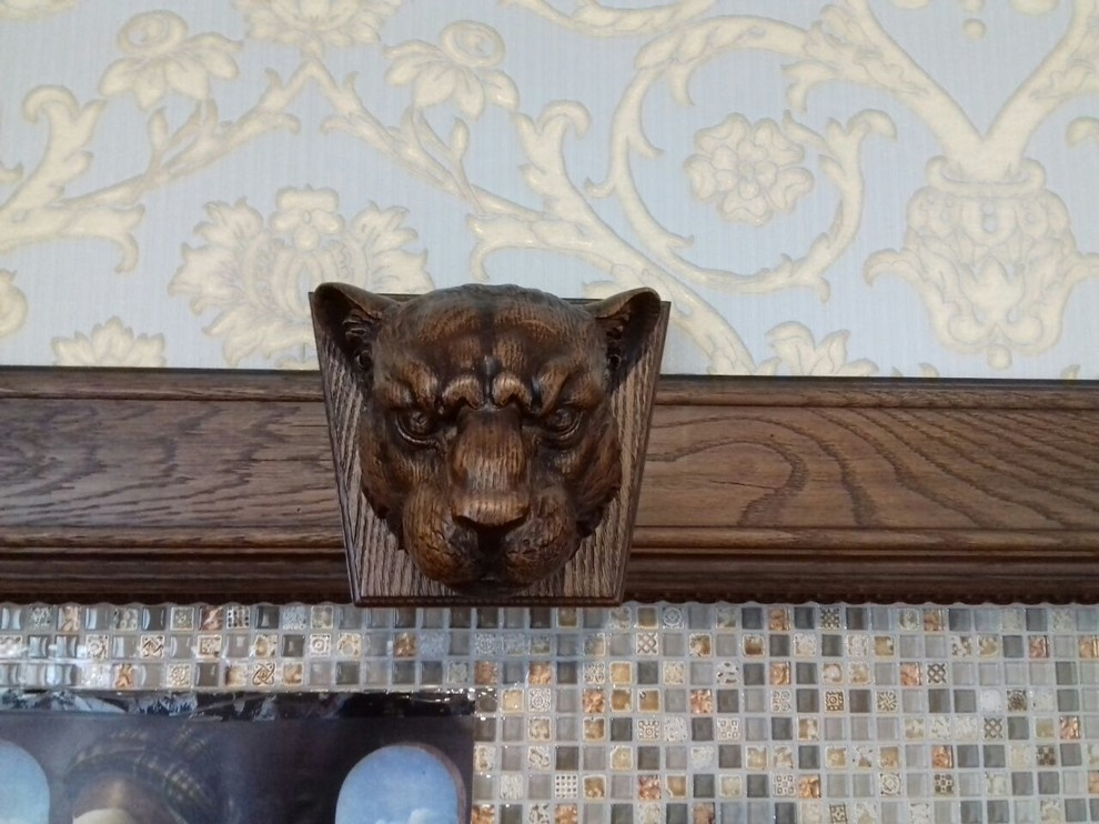 Любимый кот в классическом комоде