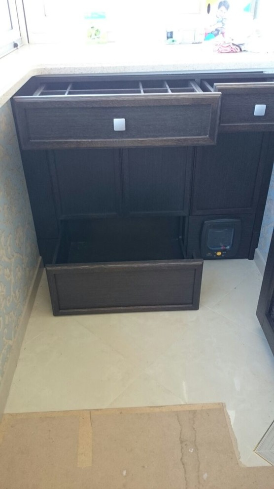 Любимый кот в классическом комоде