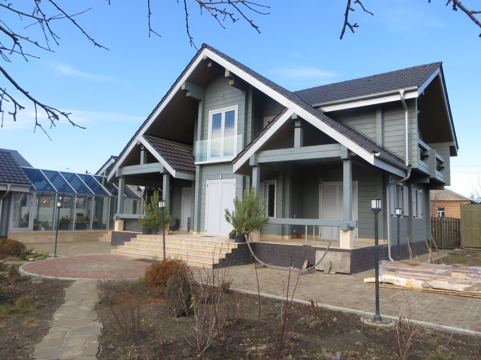 Жилой дом с гаражем, бассейном и гостевым домом