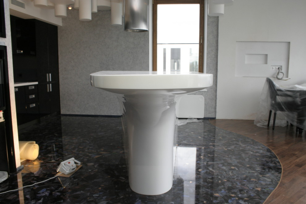 Кухня с островом из искусственного камня и подвесной потолок из Corian
