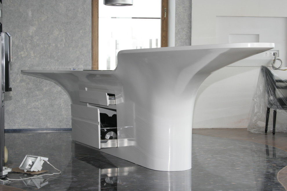 Кухня с островом из искусственного камня и подвесной потолок из Corian