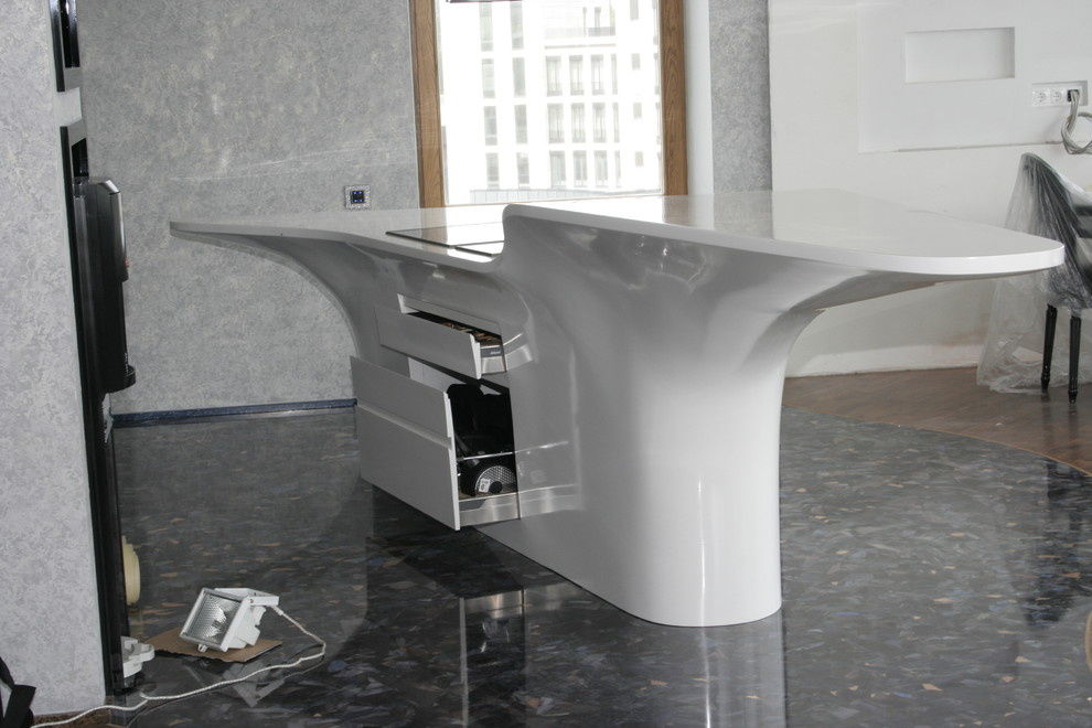 Кухня с островом из искусственного камня и подвесной потолок из Corian