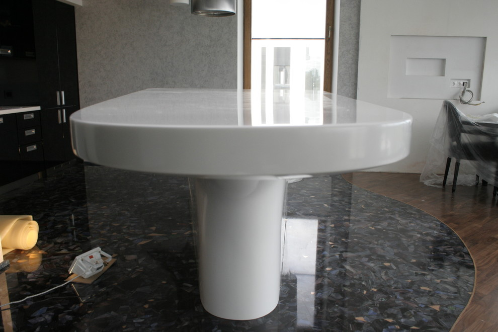 Кухня с островом из искусственного камня и подвесной потолок из Corian