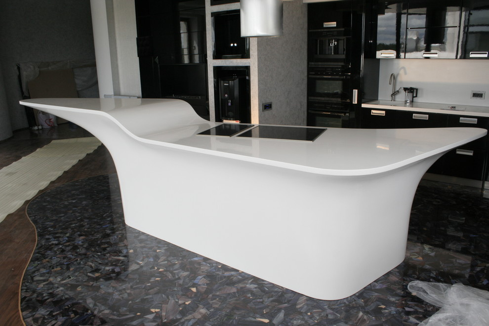 Кухня с островом из искусственного камня и подвесной потолок из Corian