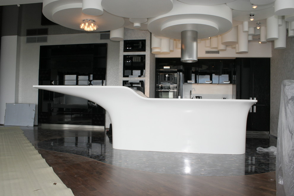 Кухня с островом из искусственного камня и подвесной потолок из Corian