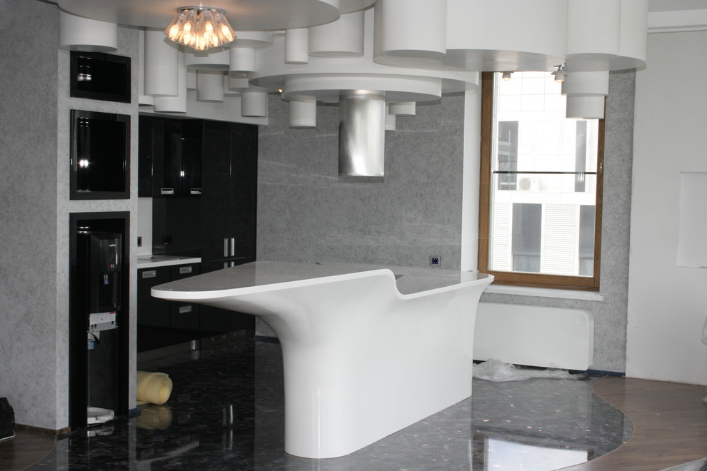 Кухня с островом из искусственного камня и подвесной потолок из Corian