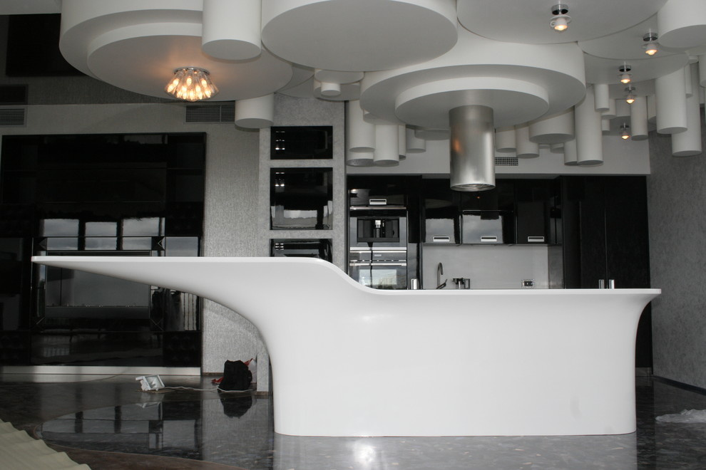 Кухня с островом из искусственного камня и подвесной потолок из Corian
