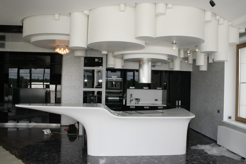 Кухня с островом из искусственного камня и подвесной потолок из Corian