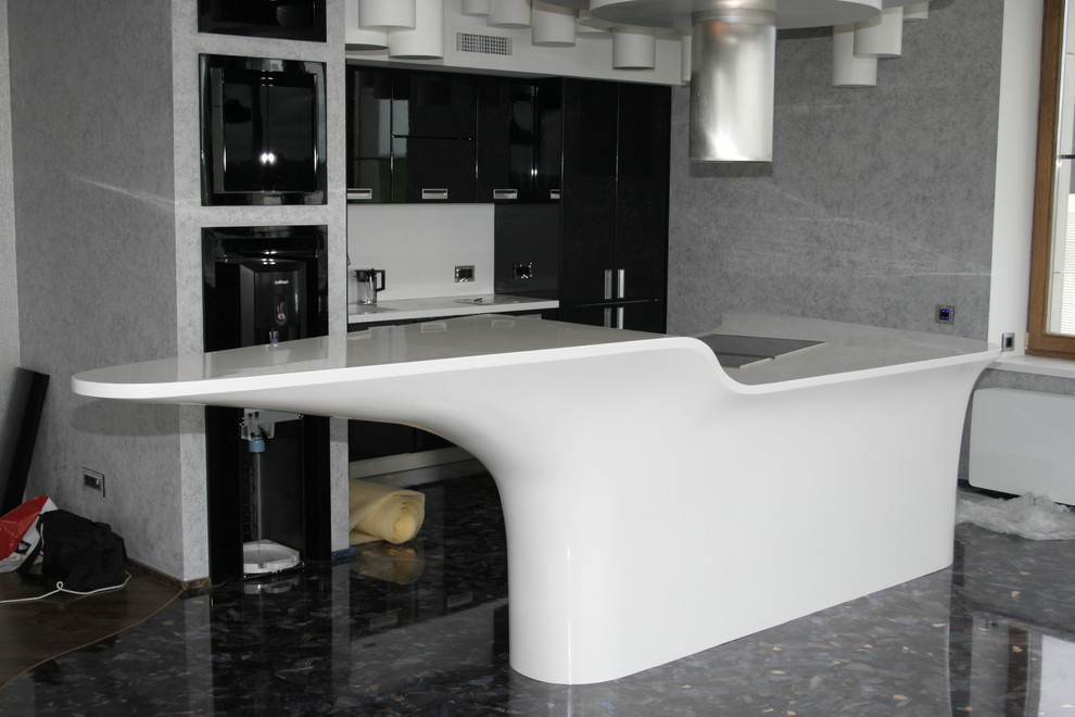 Кухня с островом из искусственного камня и подвесной потолок из Corian