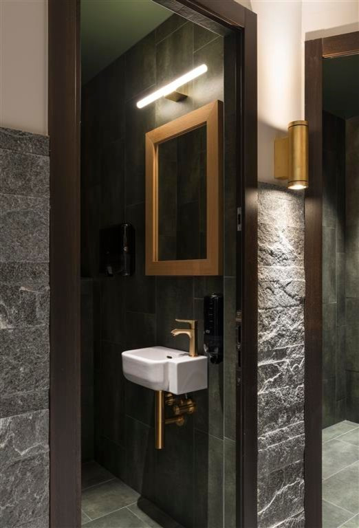 Золотые акценты в зоне спа: швейцарский курорт-отель Frutt Family Lodge