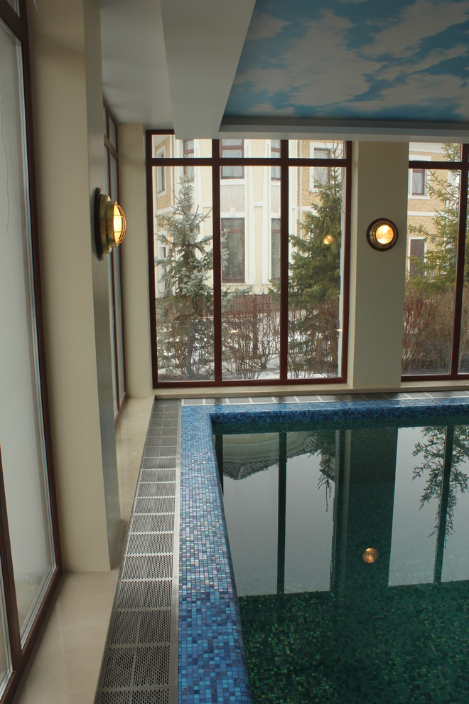 Встраиваемый в пол конвектор в бассейне