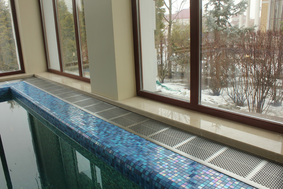 Встраиваемый в пол конвектор в бассейне