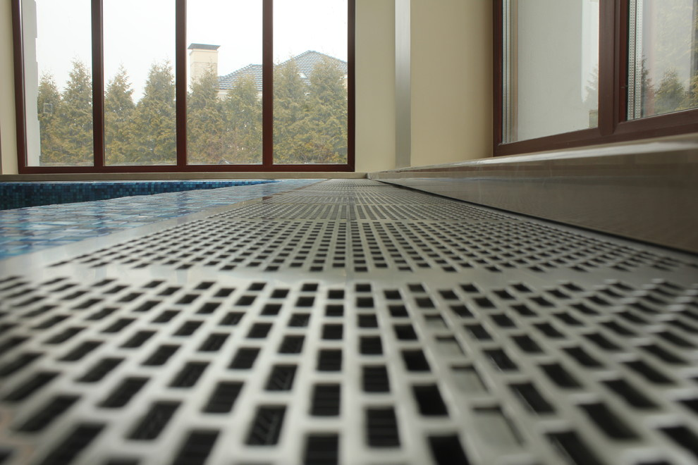 Встраиваемый в пол конвектор в бассейне