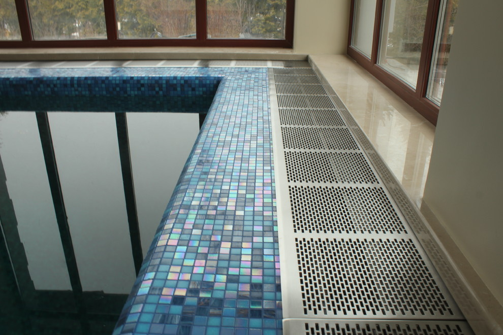 Встраиваемый в пол конвектор в бассейне