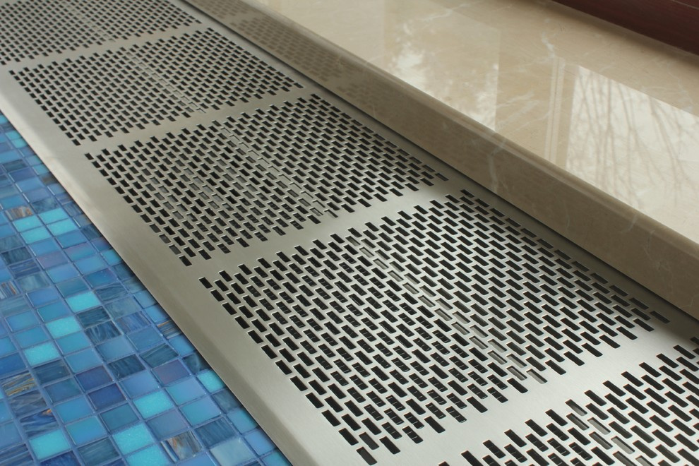 Встраиваемый в пол конвектор в бассейне