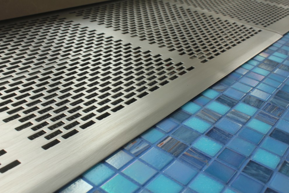 Встраиваемый в пол конвектор в бассейне