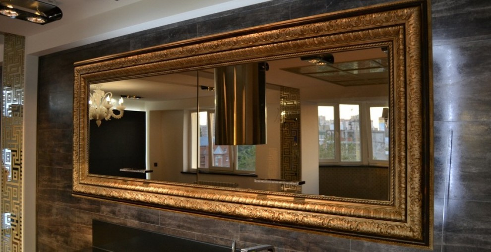 Зеркало с резной рамой в ванной