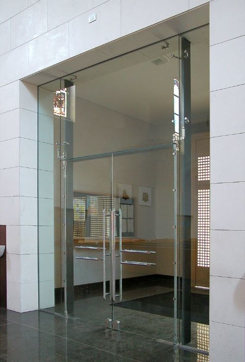 Цельностеклянные  двери