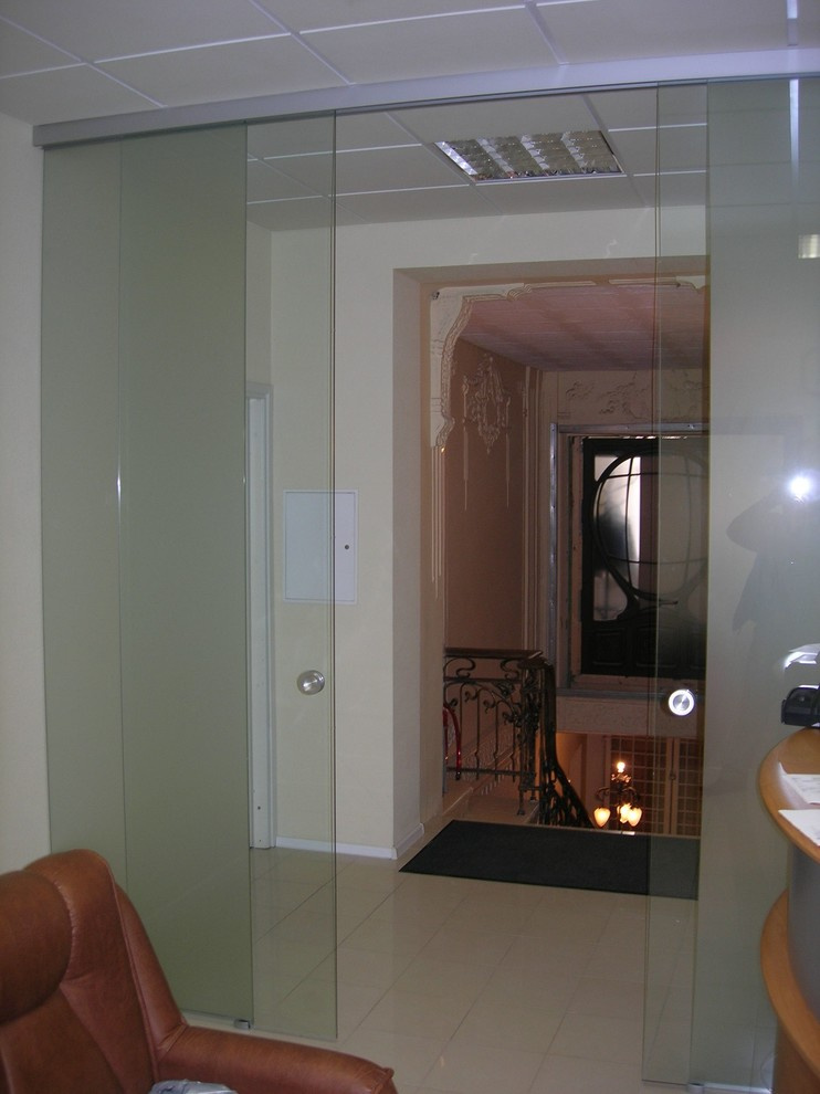 Цельностеклянные  двери