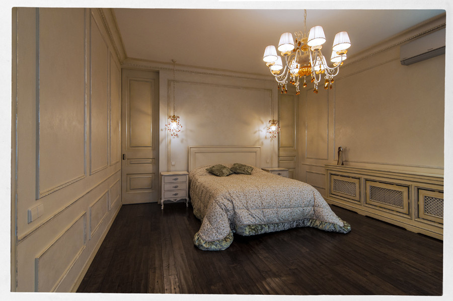 Оформление спальной комнаты панелями буазери и двери в гардеробную